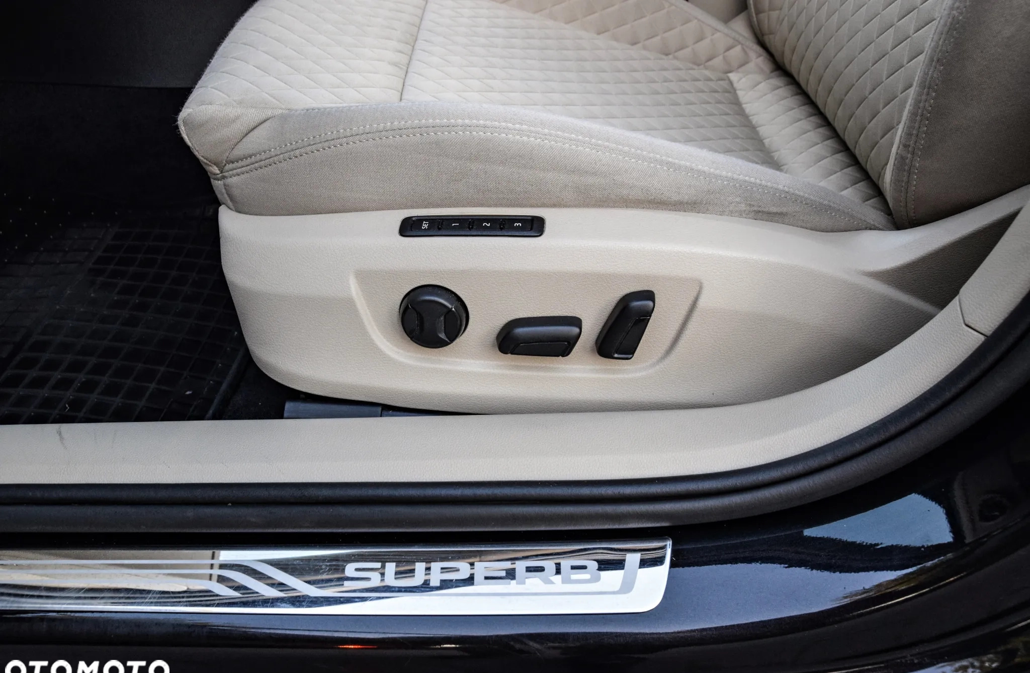 Skoda Superb cena 84900 przebieg: 200000, rok produkcji 2018 z Sochaczew małe 742